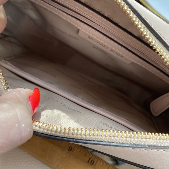 Michael Kors pink shoulder bag with matching wallet. Excellent condition! - Picture 3 of 11